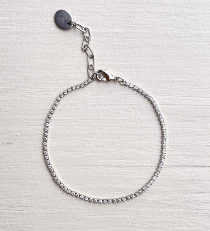 Close-up of a women's elegant bracelet featuring a refined link design, showcasing a delicate and timeless accessory for any occasion.
