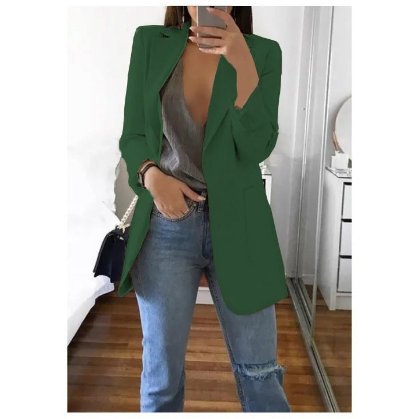 Femme portant le blazer long élégant Elodie pour femme, avec une coupe structurée et épurée. Le blazer est associé à un top et un jean, créant un look chic et décontracté, parfait pour le bureau ou une sortie.