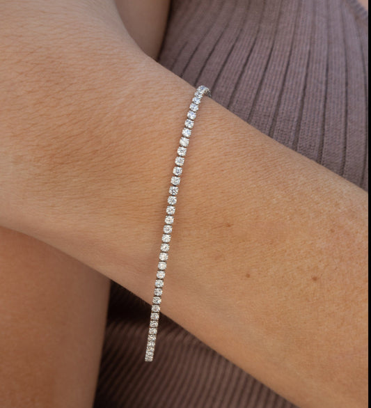 Close-up of a women's elegant bracelet featuring a refined link design, showcasing a delicate and timeless accessory for any occasion.