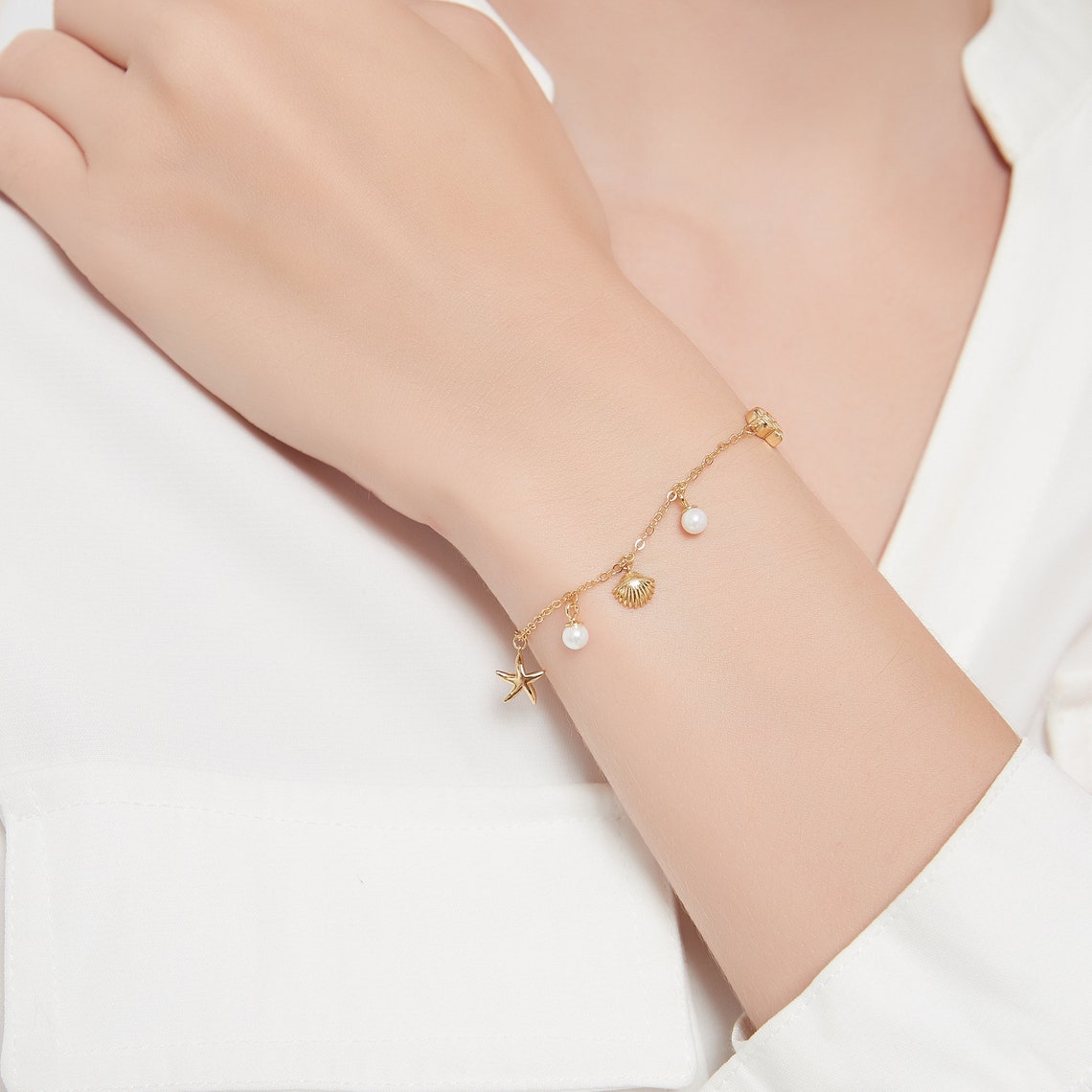 Lily | Women's Elegant Bracelet | Delicate Link Bracelet, featuring a minimalist design with interlocking links, offering a refined and timeless accessory for any occasion.